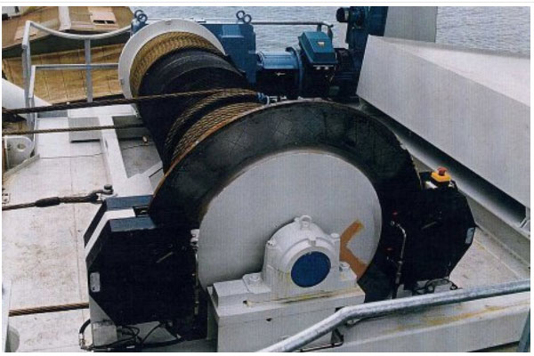 Тормозные системы Dellner Brakes SKP на судовых лебедках, озеро Чарльз, Луизиана. Тормоз установлен между двигателем лебедки и редуктором. Тормоза были также специально защищены, чтобы предотвратить коррозию металла от попадания морской воды.